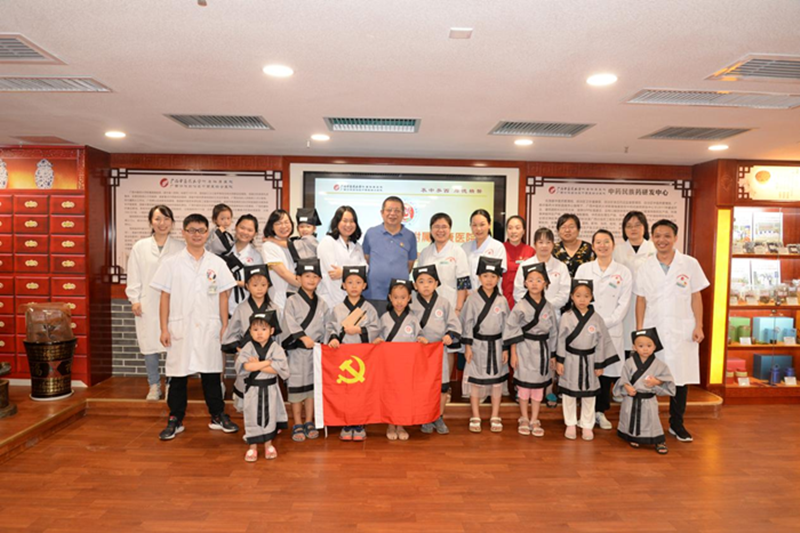 喜有药材称道地 小小药童继神农——记医技药学第三党支部党日活动