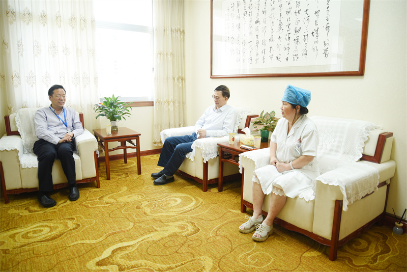 莫锦荣书记到瑞康医院看望慰问党外代表人士