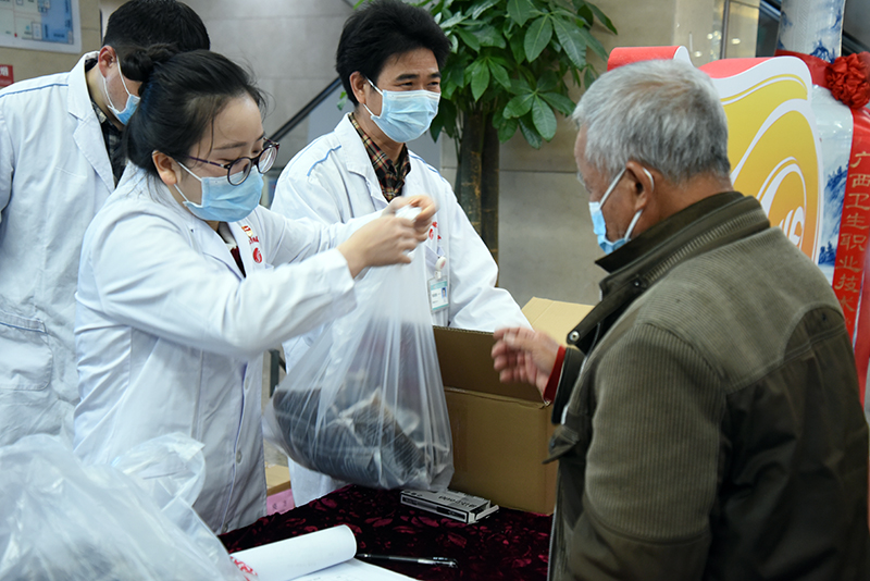 【我为群众办实事】“良方”助力疫情防控——附属瑞康医院免费发放防疫中药汤剂一万余份