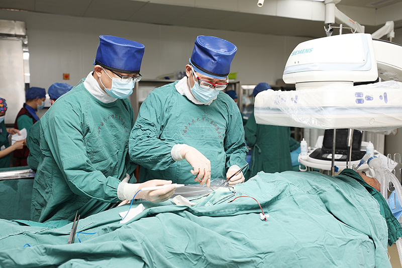 硬核！我院胸心血管外科团队单日成功实施两例TAVI手术——为挽救每一位心脏病患者，他们正全力以赴