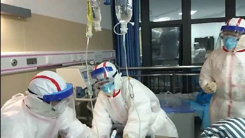 2020年2月19日下午，覃惠娟配合医师进行了隔离病区第一例气管插管，成功地把重症患者抢救过来.png