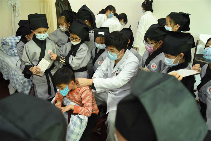 附属瑞康医院举办第六期“小郎中”体验中医药文化科普主题活动