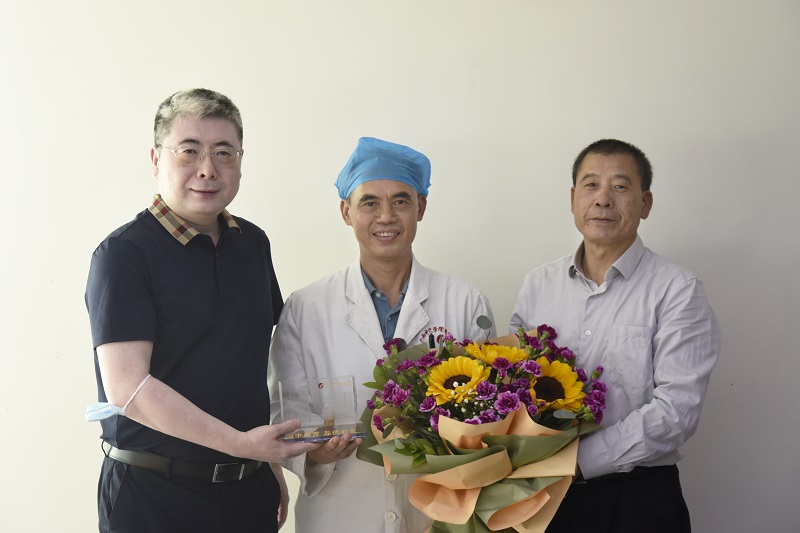 附属瑞康医院为超声科主任龙平教授举行退休座谈会