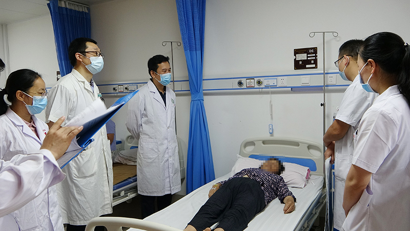 我院周培郁名中医专家团队来到都安县中医医院开展2022年“名中医八桂行”活动