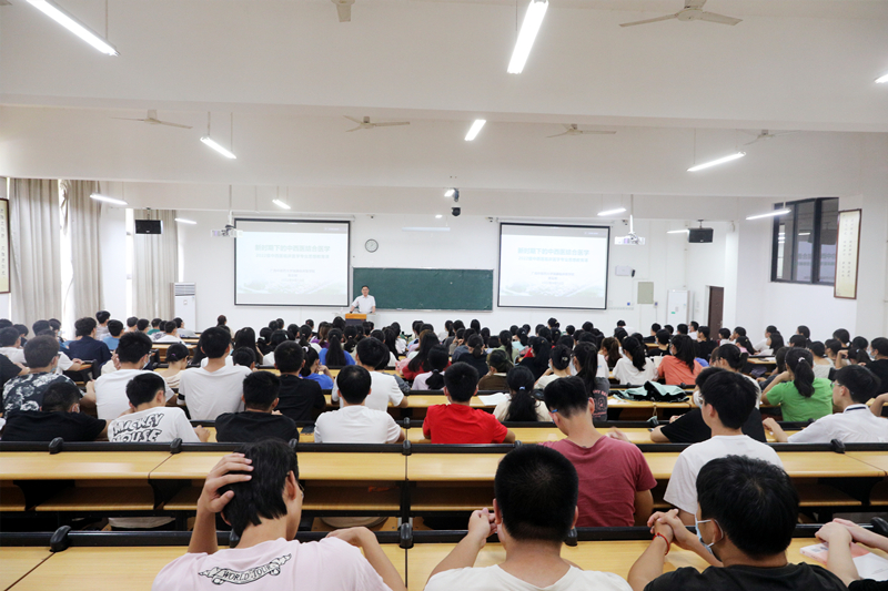 附属瑞康医院唐友明院长为2022级中西医临床医学专业新生上思想教育课