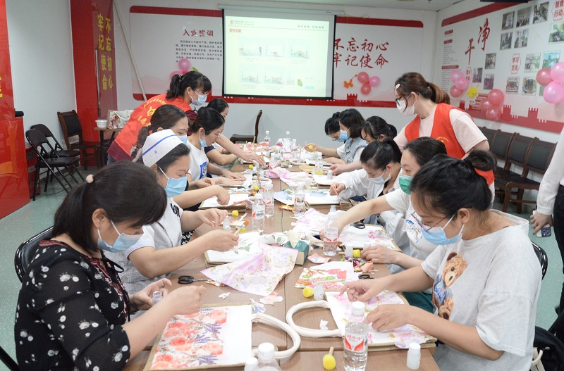我院护士制作蝶古巴特手提包.jpg