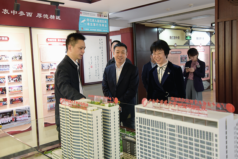 22参观院史馆.jpg