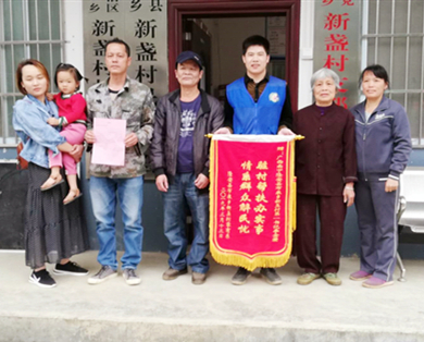 “一帮一联”精准扶贫，多方合力让“残疾”30年的双眼重返光明