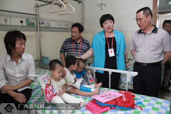 【广西健康生活网】“马蹄足”三姐弟术后出院 提示：孕期产检勿轻视