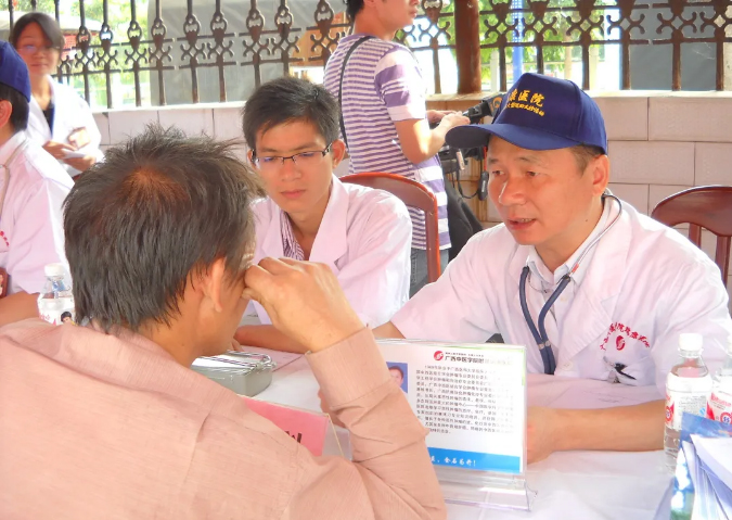 【永远跟党走】尽我所能 重唤生命希望 ——记内科第十二党支部书记、大肿瘤科主任练祖平