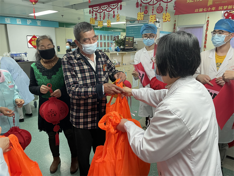 陈斯宁主任派发礼品.jpg