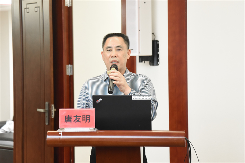 4医院院长唐友明作汇报.jpg
