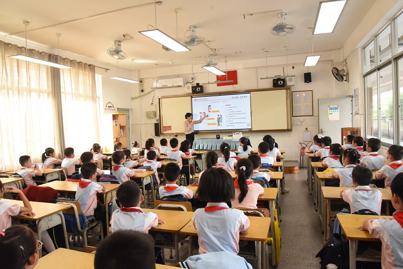 我院视光中心韦丽娇老师为学生进行眼部保健科普知识讲座.JPG