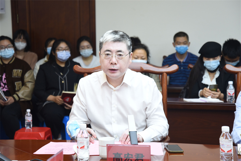 3医院党委书记高宏君讲话并主持会议.jpg
