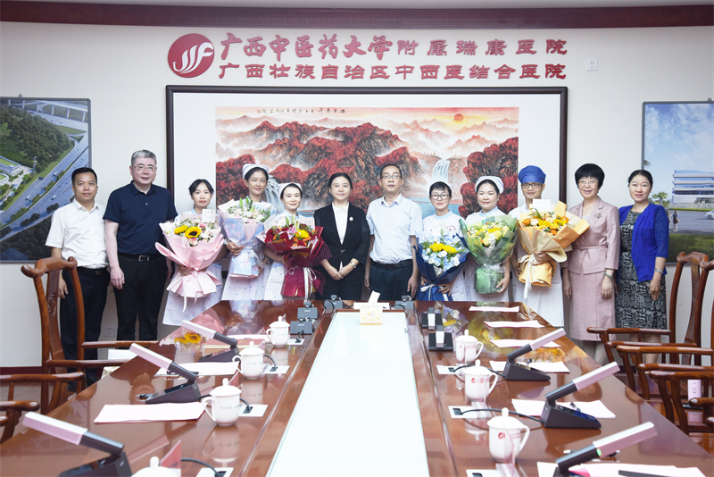 情暖护士节丨学校校长姚春到我院开展护士节慰问活动
